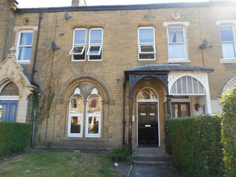 Furnished 1 bedroom flat. Great Bradford city centre location (BD7). Next to university.