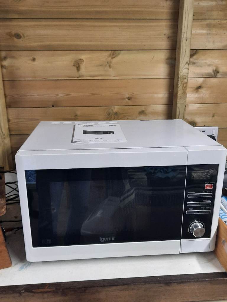 Igenix IG3093 30L Digital Solo Microwave Oven – White, Good Condition