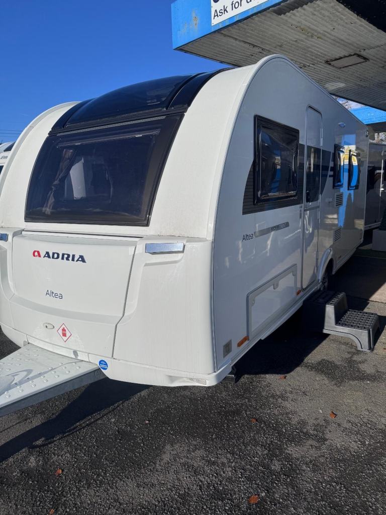 Adria Altea Trent 552 UP, Yr.2017, Fixed Rear Island Bed