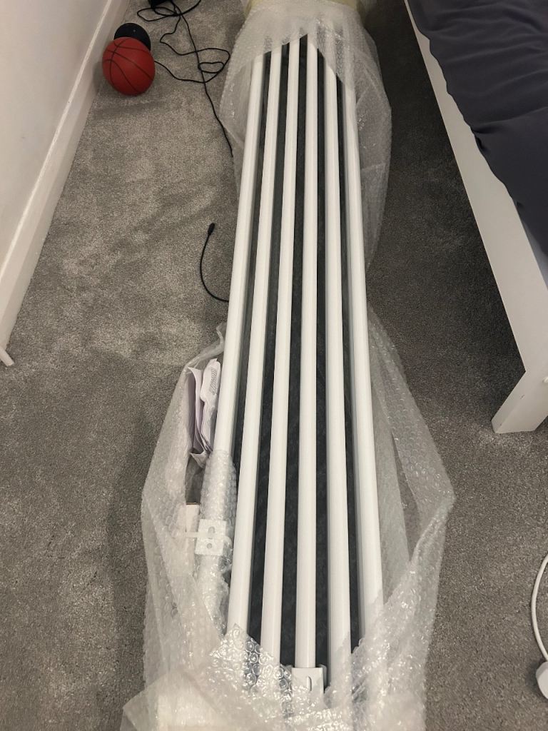 Vertical radiator with thermostat valves 