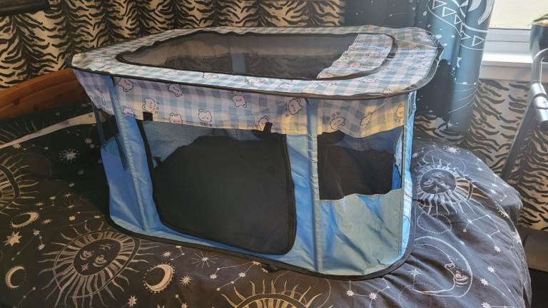 Lightweight Dog Enclosure/Bed NEW