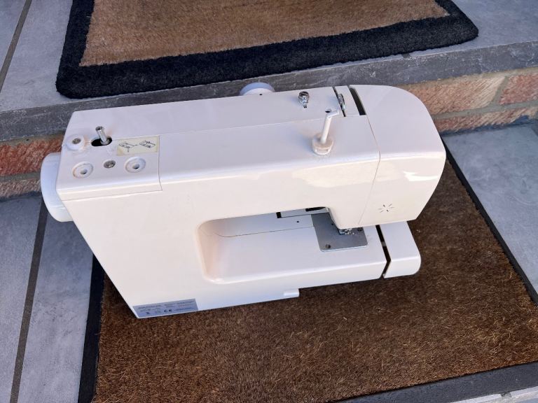 For sale sewing machine 