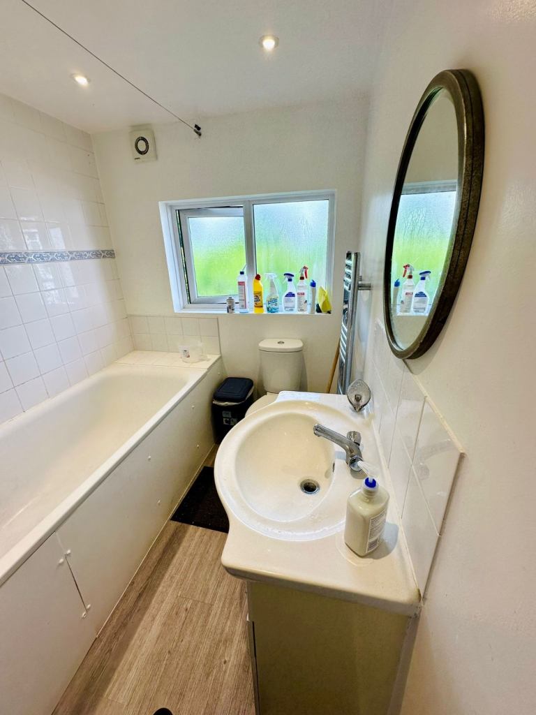 Shared room available for Rent in sw20