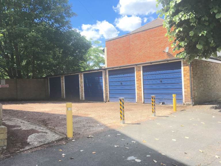 GARAGE TO RENT: With drop down padlocked barrier. South Croydon, CR2 7DH