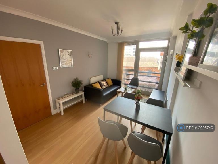 3 bedroom flat in Loxley Court, Nottingham, NG1 (3 bed) (#2995740)