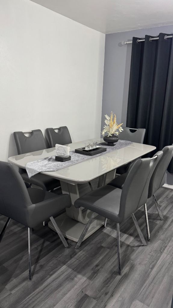 ScS Signature Valetta 1.6m Extending Dining Table with 6 Swivel Chairs Set – ONLY £600!
