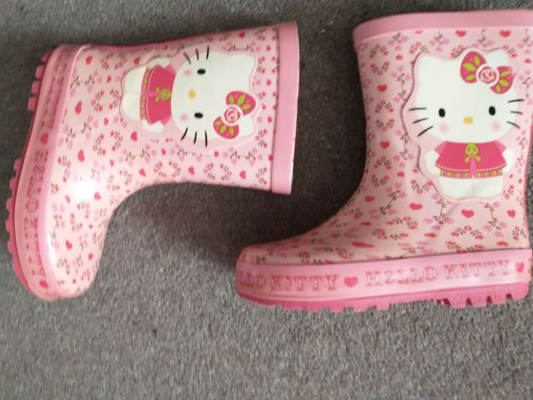 GIRLS' WELLIES - SIZE 9. 'HELLO KITTY' LOGO. GOOD CONDITION.