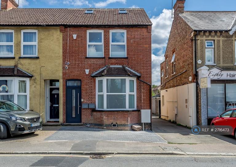 2 bedroom flat in High Street, Northwood, HA6 (2 bed) (#2716473)