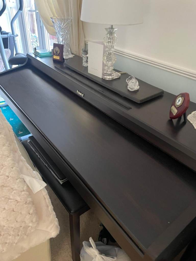 Roland HP3e digital piano £295