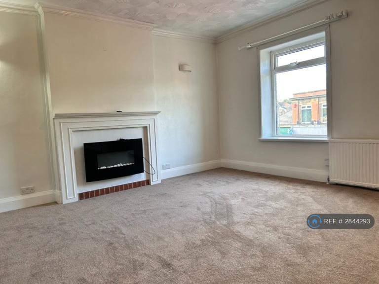 3 bedroom flat in Nab Lane, Mirfield, WF14 (3 bed) (#2844293)