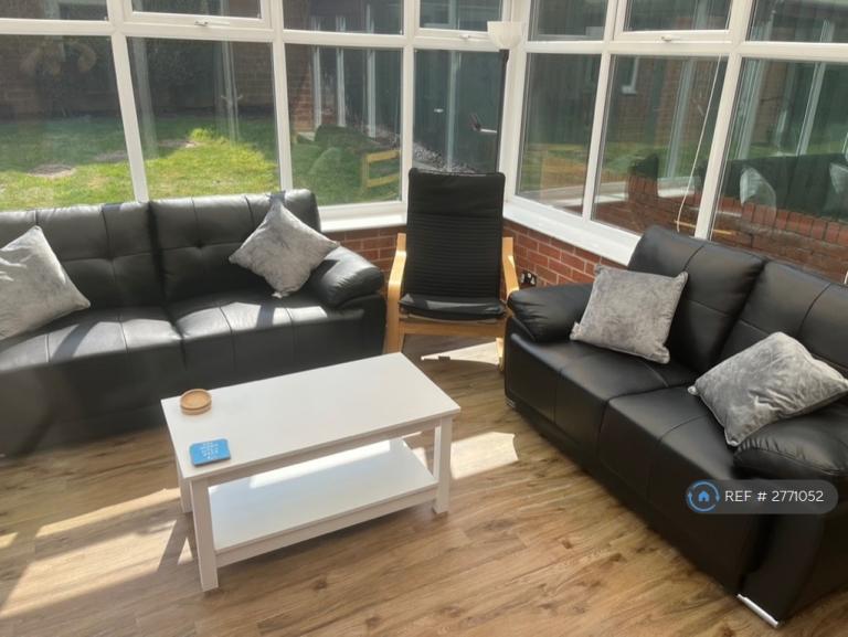 5 bedroom house in Brent Close, Newcastle-Under-Lyme, ST5 (5 bed) (#2771052)