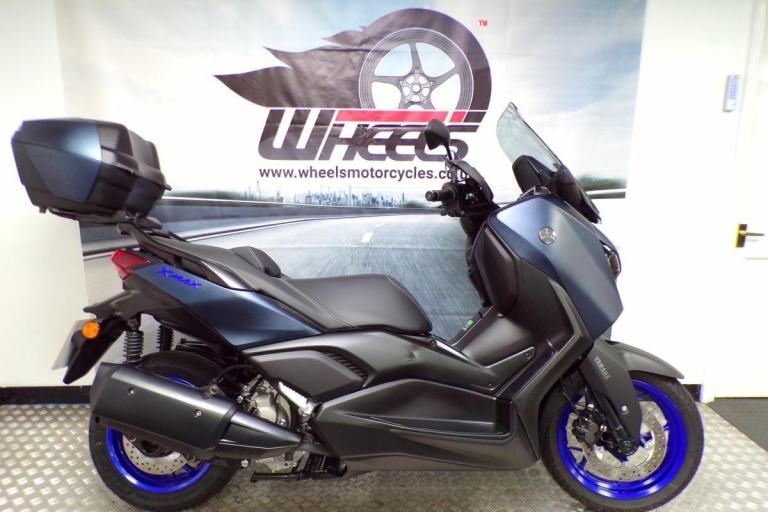 2024 YAMAHA X-MAX 300 WITH TOP BOX