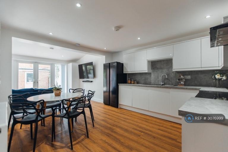 6 bedroom house in Radmoor Road, Loughborough, LE11 (6 bed) (#3076999)