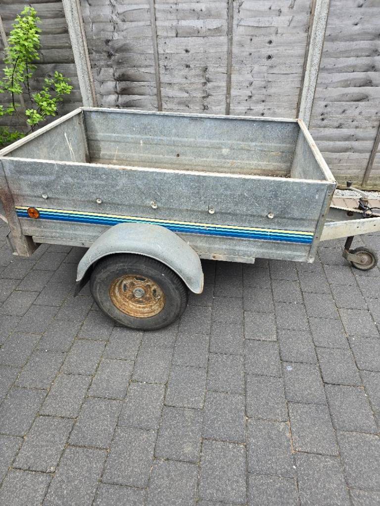 Small tipping trailer 