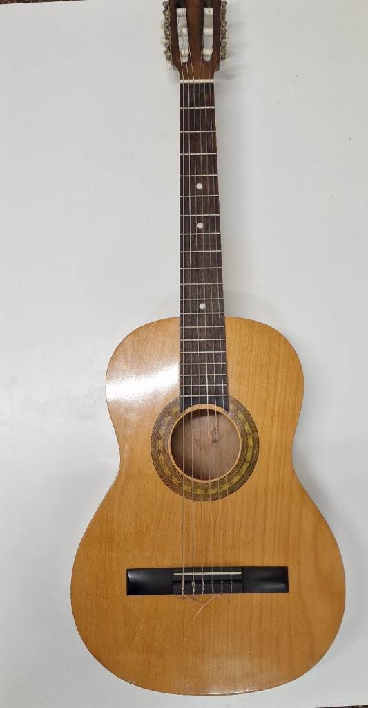 3/4 acoustic guitar 