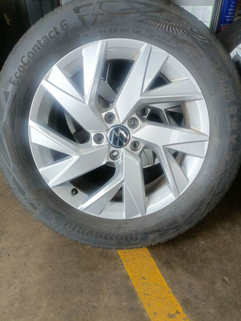 VW Tiguan Alloy wheels and tyres 