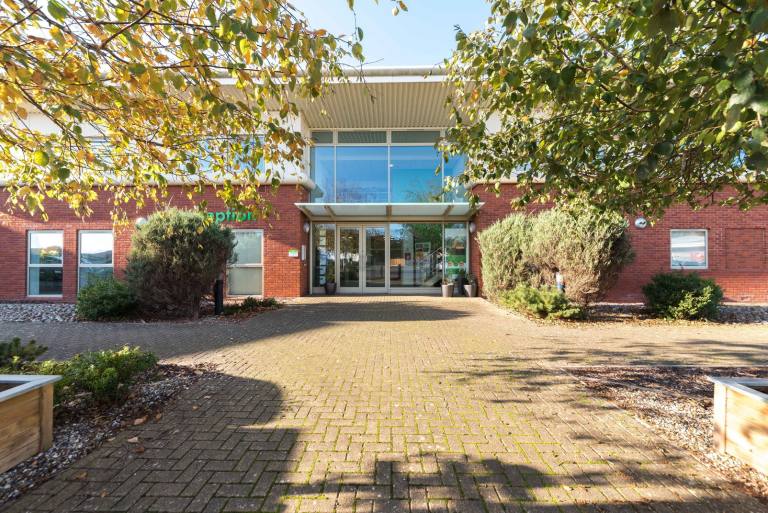 Gosport - PO13 0FQ \ Customisable Large Office for Rent