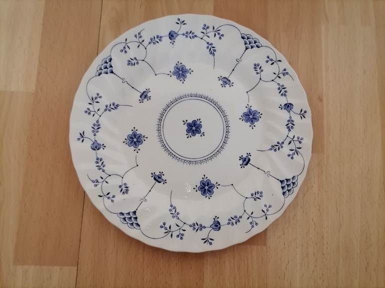  Vintage 1982 MYOTT Finlandia Hand Engraved Staffordshire Blue & White China Plate 25cm. Ex Cond 