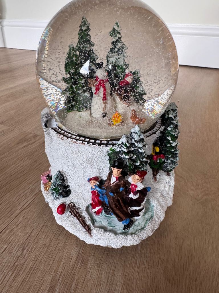 Charming Christmas Snow Globe – Good Condition