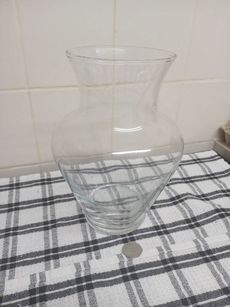 Clear glass vase 