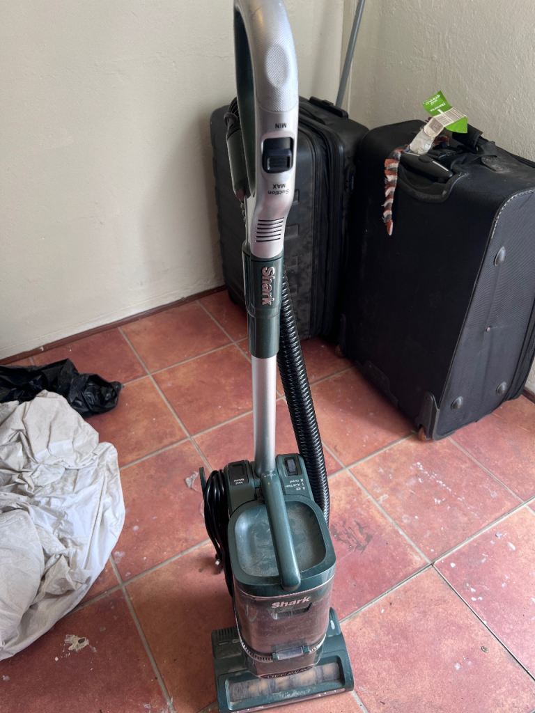 Shark Lift-Away Vacuum Cleaner – Green, Fair Condition