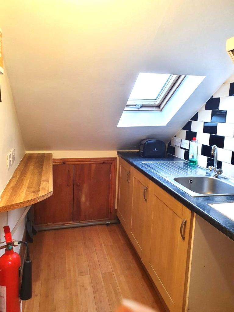 En-suite double room with own kitchenette for single occupancy Postcode E11 4EQ