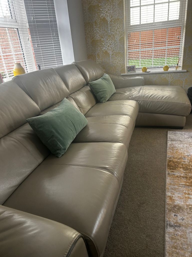 Premium Furniture Village Leather Corner/Chaise Sofa – Great Condition – 340cm
