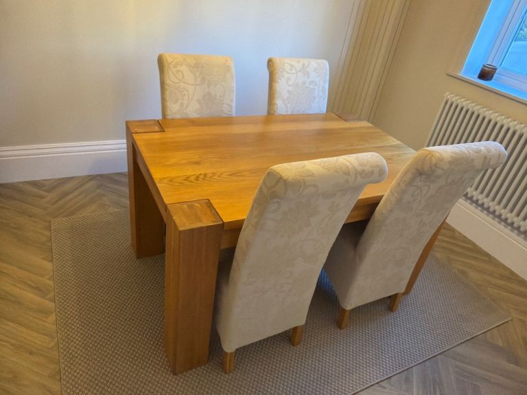 Solid Oak Dining Table and 4 Chairs – Good Condition