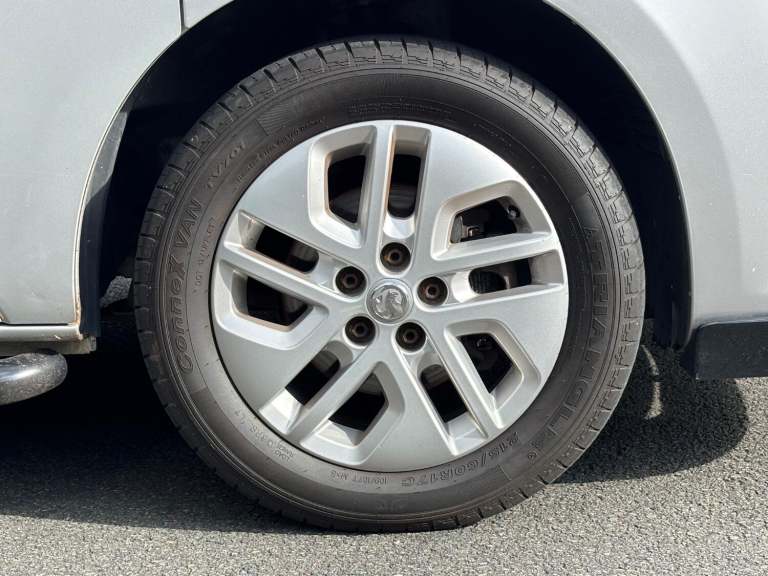 VAUXHALL VIVARO 1.6 CDTi 2700 BiTurbo ecoFLEX Sportive 2015