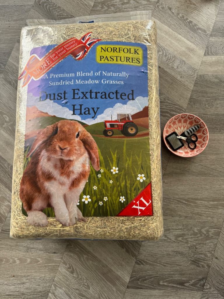 Brand new Dust extracted hay + hair brush + nail clip