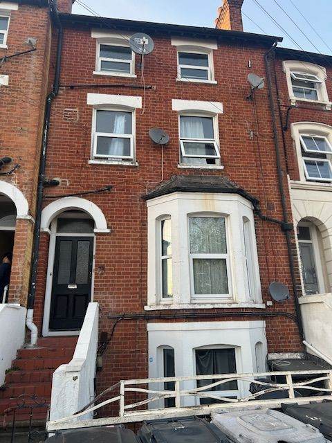 1 very large ground floor 1 bedroom flat on south street near oracle and royal berkshire hospital  