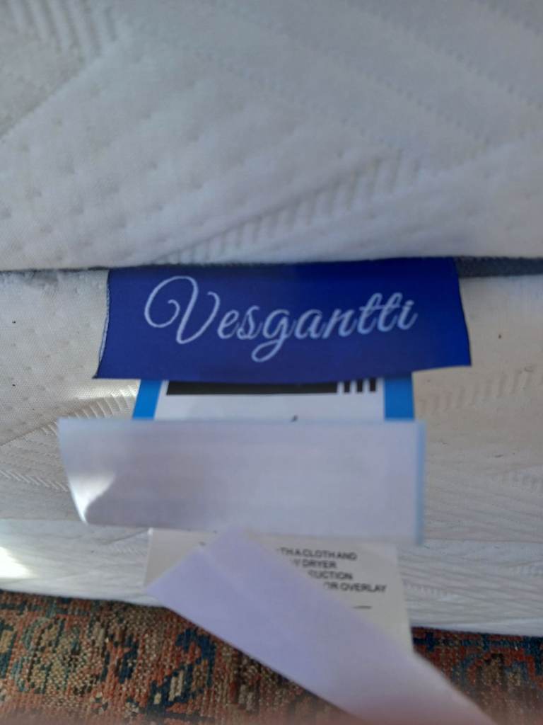 Folding foam mattress by VESGANTII.