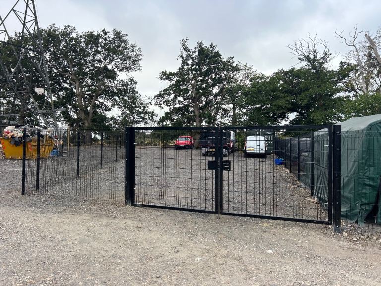 Yard to let / open storage/ contractors yard / depot / storage / Chertsey/ Surrey/M25 