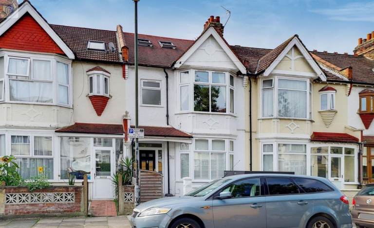 🌻 Cosy 1-Bedroom House to Rent Melrose Avenue, Mitcham CR4 🏡