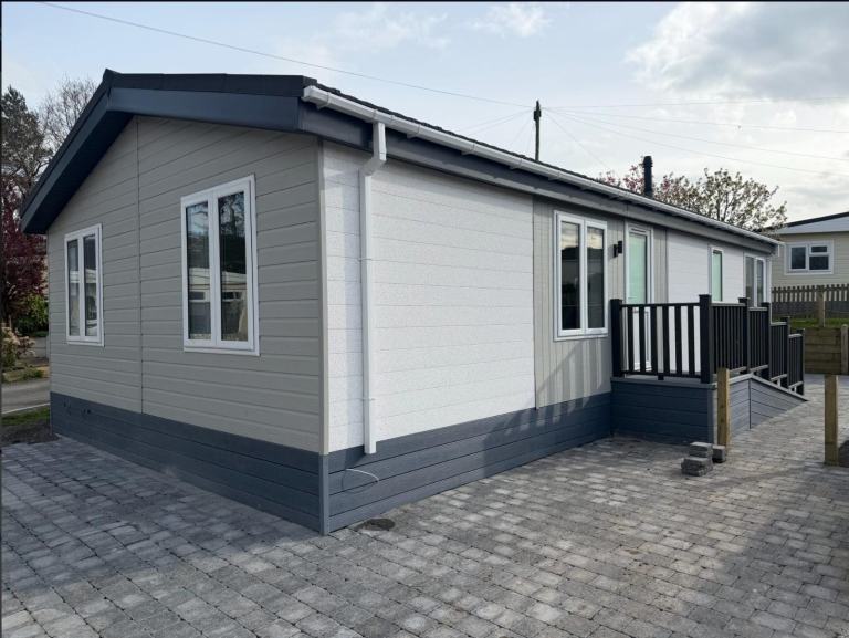 1 Oak Road  in Knutsford  - Lodge / Caravan 