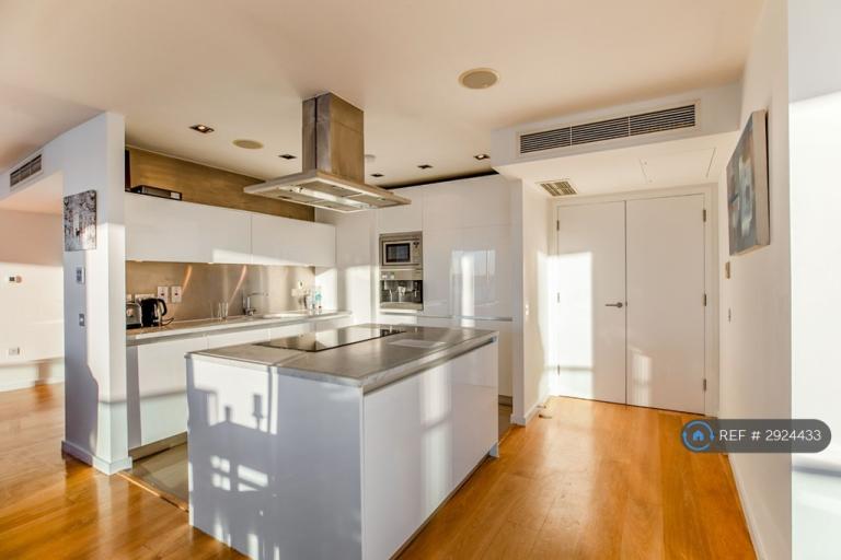3 bedroom flat in New Providence Wharf, London, E14 (3 bed) (#2924433)