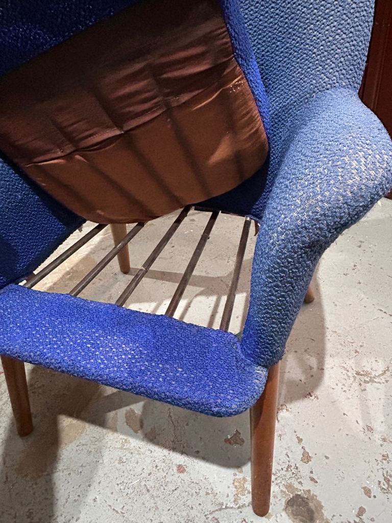 Vintage Armchair with Solid Wood Legs  (Project) 