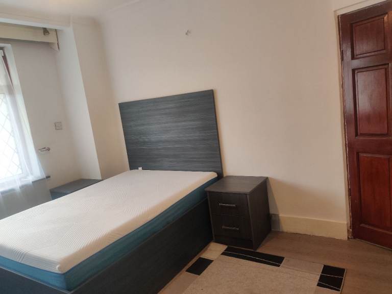 Self Contained Double bedroom available to Rent in Hounslow TW46AP 