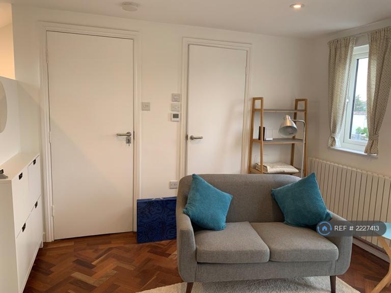 Studio flat in Melbourne Avenue, London, N13 (#2227413)