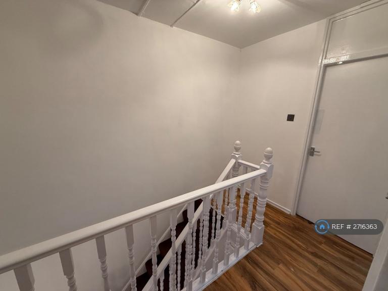 3 bedroom flat in Giraud Street, London, E14 (3 bed) (#2716363)