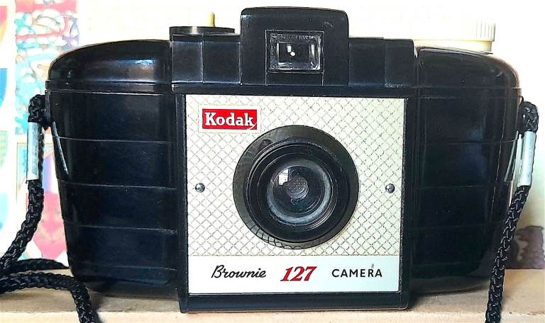 1950's KODAK OVAL BROWNIE 127 FILM CAMERA