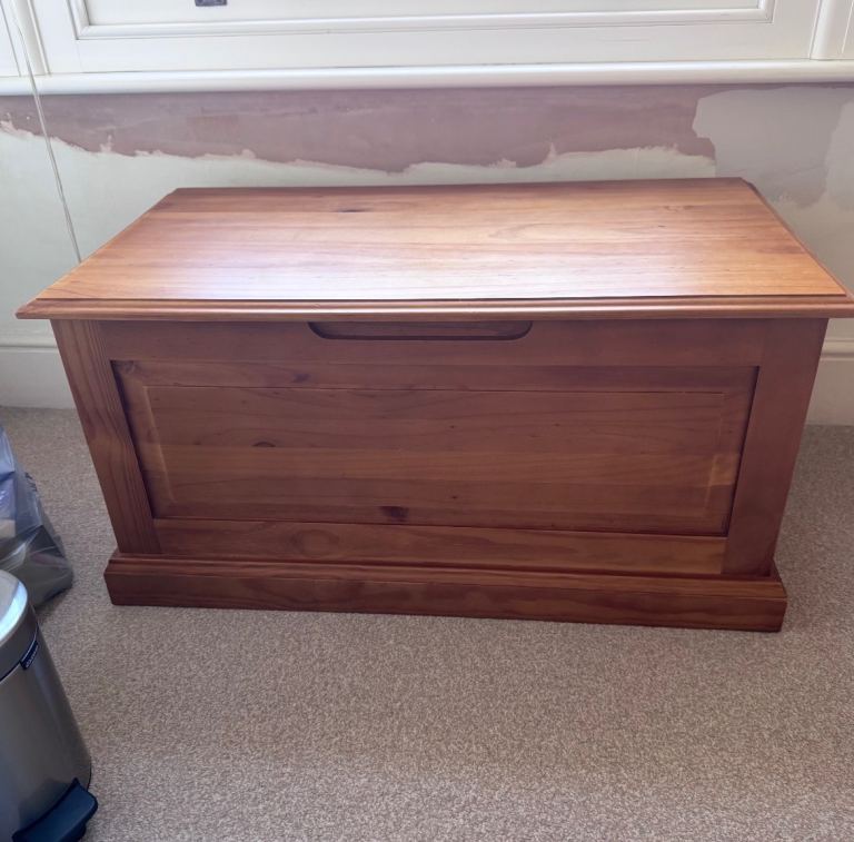 Solid wood blanket chest