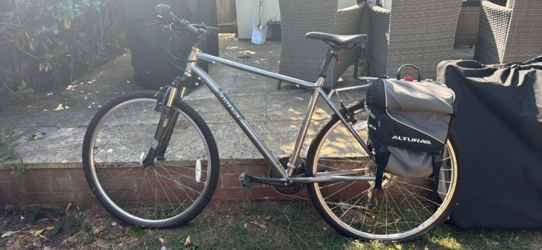 Pinnacle Hybrid City Bike with Pannier Rack and Bag – Good Condition