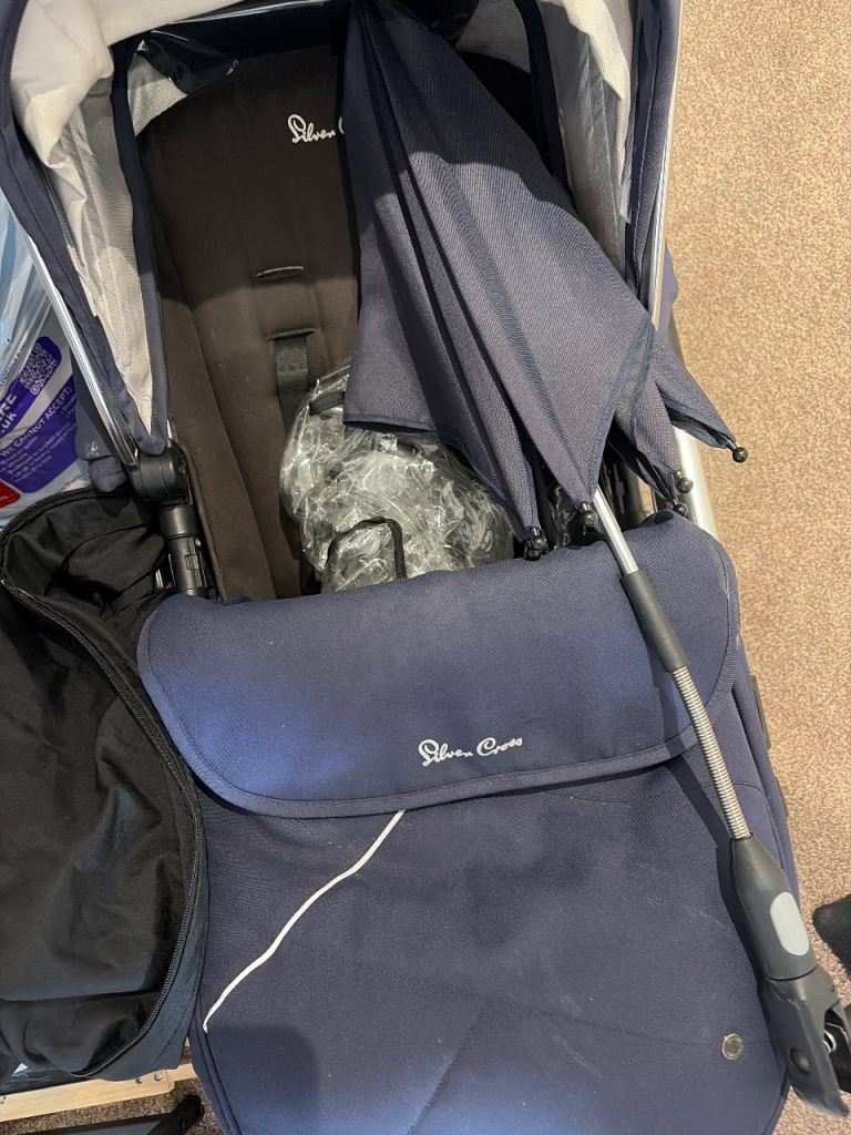 Silver Cross Pram/Pushchair with Footmuff & Parasol – Good Condition