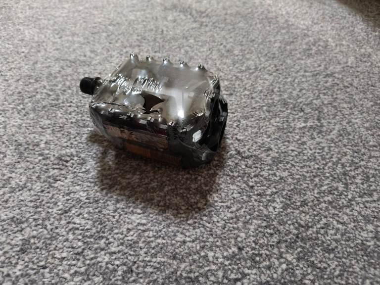 Brand new flat pedals Decathlon Btwin