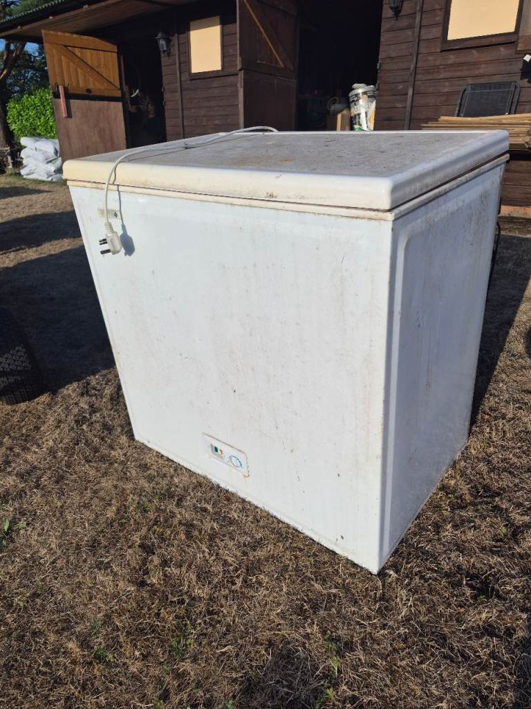White Chest Freezer – Fair Condition, Outdoor Use