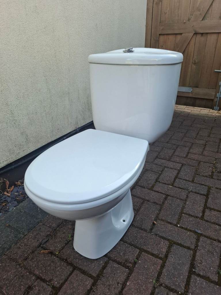 Roca vitreous china close-coupled WC with horizontal outlet