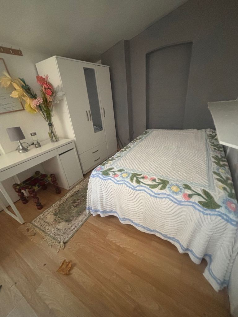 Very spacious room close to Kennington station