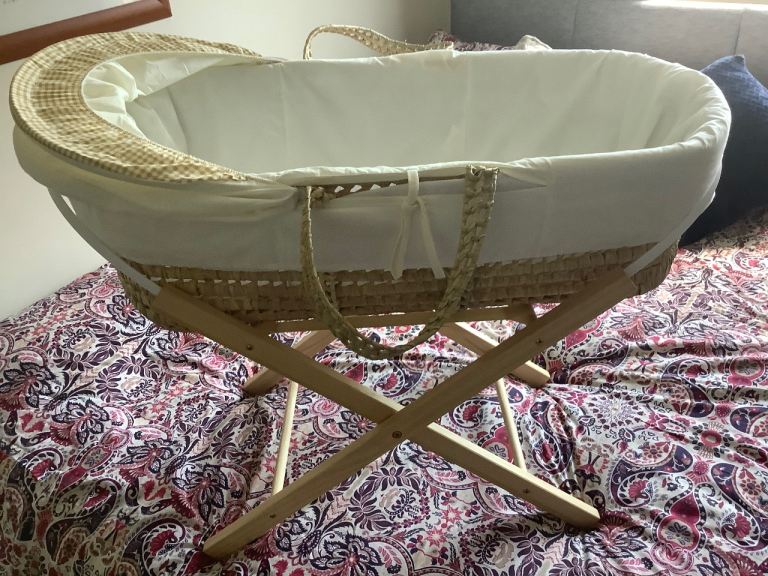 Moses basket and stand 