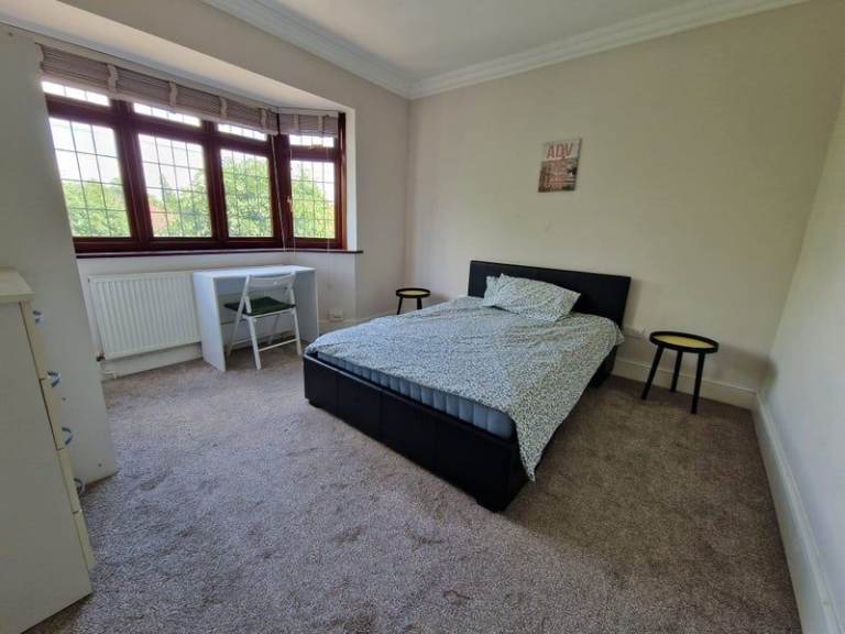 🏡 Double Room in Newbury Park Available Now🏡
